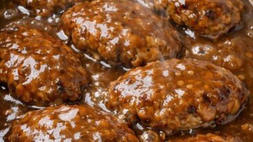 Only 4-Ingredient Slow Cooker Beef Patties (Grandma’s Weekly Favorite)