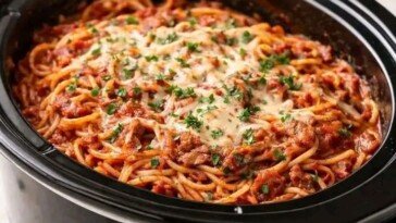 One Pot Slow Cooker Spaghetti with Ground Beef -Easy Crockpot Spaghetti
