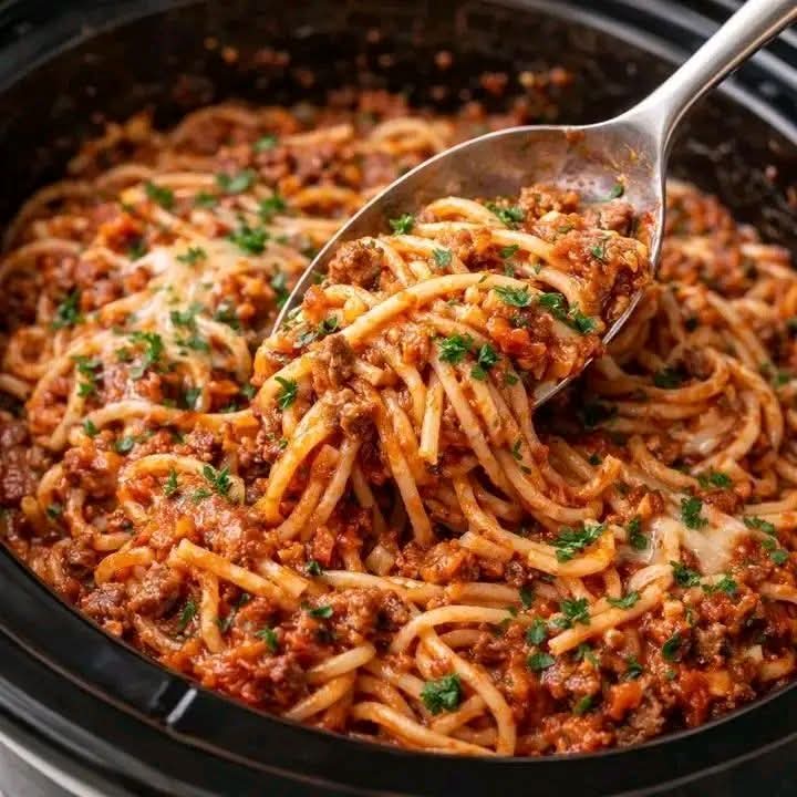 Slow Cooker Spaghetti with Ground Beef -Easy Crockpot Spaghetti