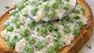 Creamy Peas Piled on Yummy Toast